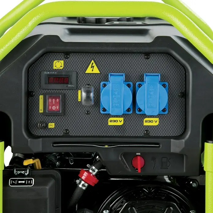 Pramac Stromerzeuger PX4000 - 2,3 kW, Tankvolumen: 18,5 l, Verbrauch: 1,29 l/h - Detailansicht eines Stromerzeugers mit Spannungsmesser, Steckdosen und Bedienelementen zur Stromversorgung.