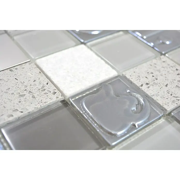 Mosaikfliese Quadrat Crystal XCM 8RK39 - 30 x 30 cm, Grau/Blau/Weiß, Glänzend - Nahaufnahme von stilvollen, silbernen Mosaikfliesen mit Apfelmotiv, perfekt für eine moderne Küchengestaltung.