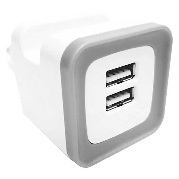 Voltomat USB-Adapter - 2 USB-Anschlüsse - Nahaufnahme eines weißen USB-Ladegeräts mit zwei Anschlüssen, ideal zum gleichzeitigen Aufladen mehrerer Geräte.