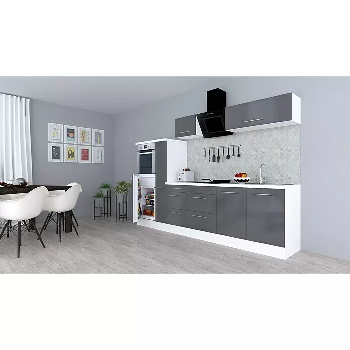 Respekta Premium Composición de cocina Amanda Alto - Ancho: 300 cm, Blanco/Gris, Con electrodomésticos - Cocina moderna gris y blanca con electrodomésticos integrados, incluida una nevera abierta, en un comedor de planta abierta con mesa y sillas.