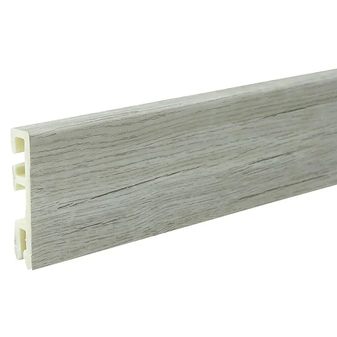 Sockelleiste Cubica - 250 cm x 14 mm x 60 mm, Eiche Weiß - Nahaufnahme einer grauen Sockelleiste mit Holzmaserung, die sich ideal für moderne Innenräume eignet und einen sauberen Übergang schafft.