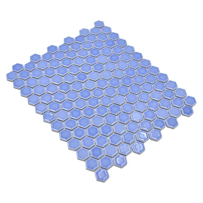 Mosaikfliese Hexagon Uni HX 280 - 26 x 30 cm, Blau, Glänzend - Bild einer Bodenfliese mit blauen sechseckigen Mosaikfliesen auf einem Gitter, die eine attraktive und moderne Option für Badezimmer bietet.