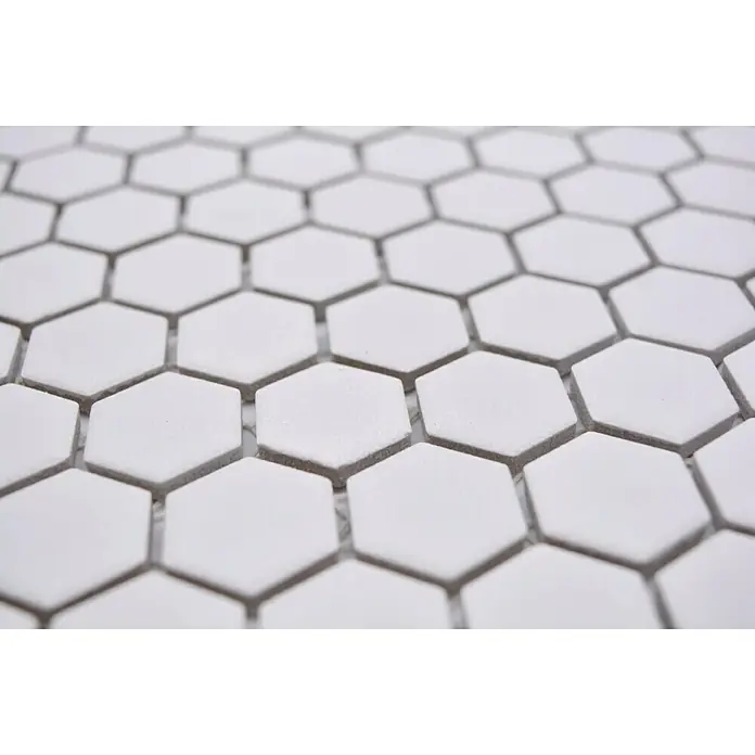 Mosaikfliese Hexagon Uni HX AT21 - 26 x 30 cm, Weiß, Matt - Nahaufnahme von weißen, sechseckigen Mosaikfliesen, die ein modernes und elegantes Muster bilden. Ideal für Badezimmer oder Küchen.