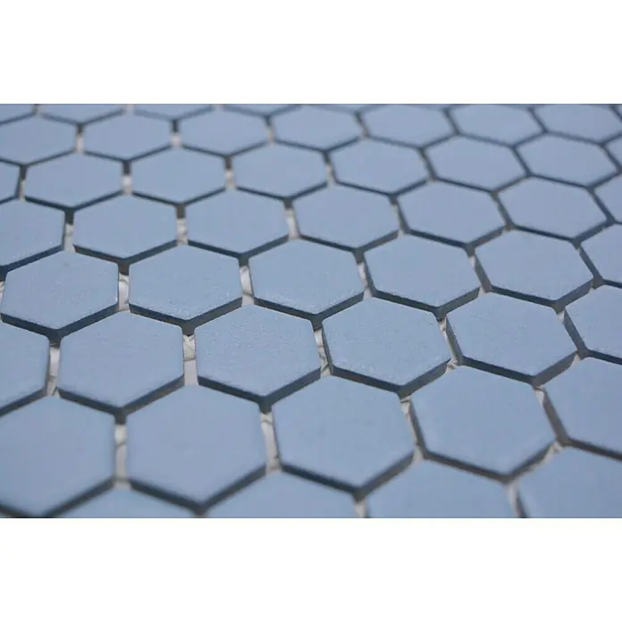 Mosaikfliese Hexagon Uni HX AT23 - 26 x 30 cm, Blau, Matt - Nahaufnahme von blauen Sechseckfliesen, die ein geometrisches Muster für moderne Badezimmer oder Küchenrückwände bilden.