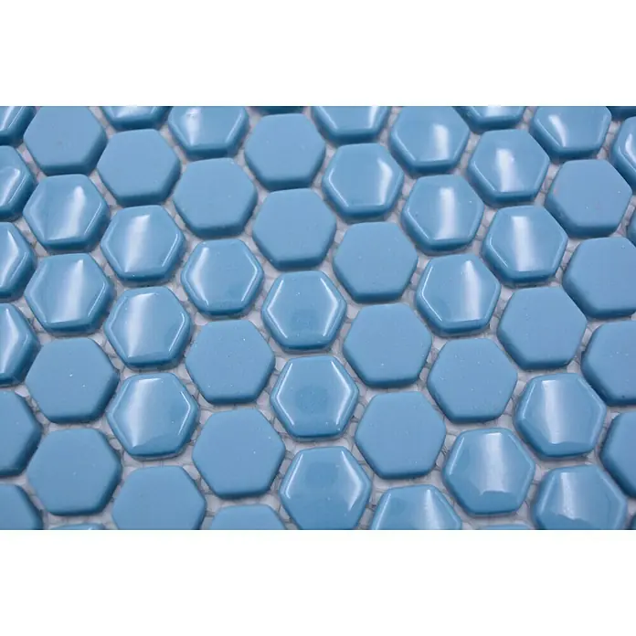 Mosaikfliese Hexagon CUBA HX2GM - 29 x 29,5 cm, Blau, Matt - Nahaufnahme von hellblauen, sechseckigen Keramikmosaikfliesen, die ein modernes und stilvolles Muster für Badezimmer oder Küchenrückwände bilden.
