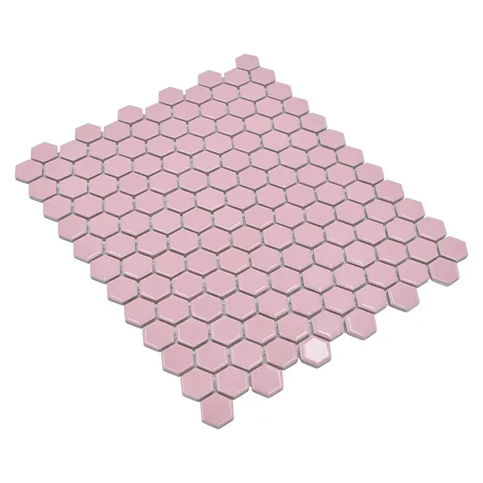 Mosaikfliese Hexagon Uni HX 220 - 26 x 30 cm, Rosa, Glänzend - Rosafarbene, hexagonale Mosaikfliesen auf einer schwarzen Oberfläche, ideal für stilvolle Wand- und Bodengestaltung in Badezimmern und Küchen.