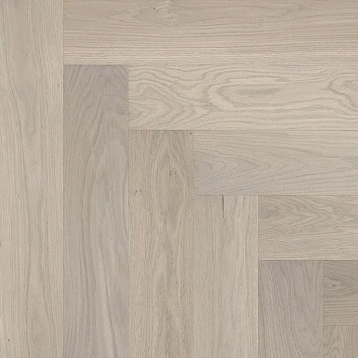 Barlinek Parkett Classico Line - Eiche Marzipan, Fischgrät, 725 x 130 x 14 mm - Nahaufnahme eines eleganten, hellgrauen Parkettbodens im Fischgrätmuster, der eine moderne und stilvolle Atmosphäre schafft.
