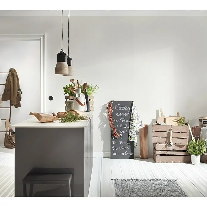 A.S. Création Vinyltapete Simply White - Weiß, Uni, L x B: 15 x 0,53 m - Kücheninterieur mit einer Insel, Pendelleuchten und einer Tafel mit Speisekarte, rustikal und einladend.