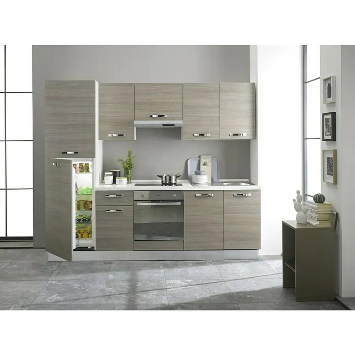 Marinelli Cucine Vormontierte Küchenzeile Rita - Breite: 240 cm, Eiche Grau, Mit Elektrogeräten - Moderne Küche mit grauen Holzfronten, integriertem Kühlschrank und Edelstahlgriffen, die Funktionalität und elegantes Design vereint.