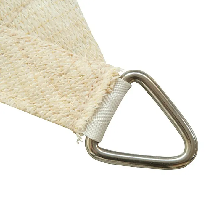 Nesling Sonnensegel Coolfit - L x B: 400 x 400 cm, Weiß, Dreieckig - Nahaufnahme einer dreieckigen Sonnensegel-Befestigung mit robustem Metallring, ideal für sichere und langlebige Installation.