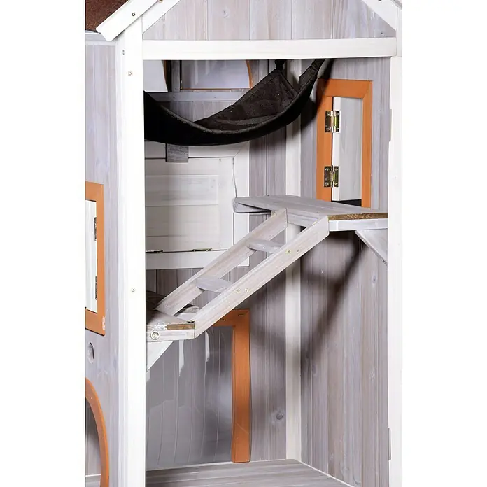 Dobar Katzenhaus Fancy Cat - 58 x 55 x 109 cm, Sonstiges - Detailansicht eines Holzspielhauses mit Leiter, Hängematte und kleinen Fenstern. Das Haus ist weiß und grau gestrichen.
