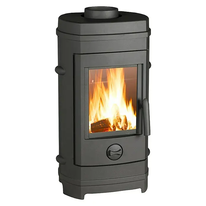 Invicta Estufa de leña Remilly - 7 kW, Volumen de calefacción: 210 m³, Antracita - Elegante diseño de estufa de leña negra con leña quemándose en su interior, irradiando un calor acogedor.
