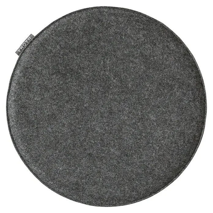 Sitzkissen rund Carl - Ø x H: 35 x 2 cm, Anthrazit, 100 % Polyester - Graues, rundes Sitzkissen aus Filz mit kleinem MAGMA-Label, ideal für Stühle und Bänke, um Komfort und Stil zu vereinen.