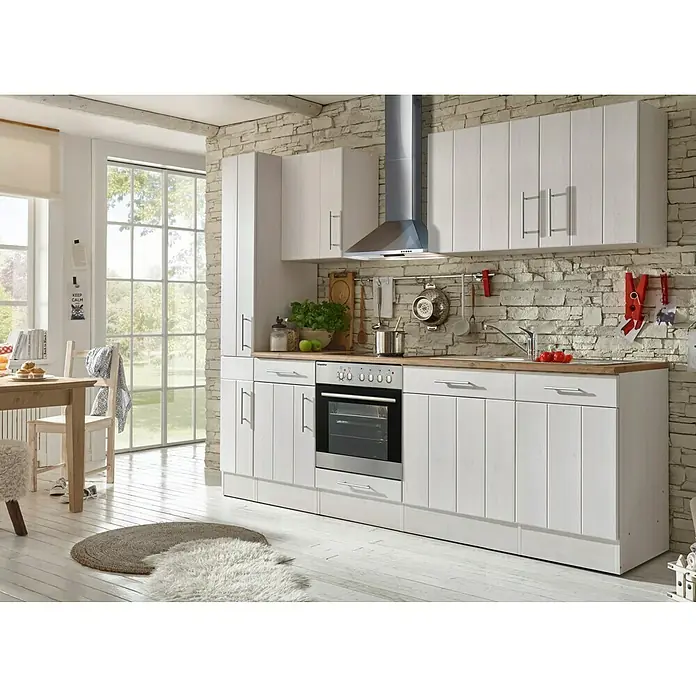 Respekta Premium Composición de cocina Anton - Ancho: 250 cm, Blanco, Con electrodomésticos - Cocina luminosa con armarios blancos, encimeras de madera y electrodomésticos modernos. Un espacio acogedor con luz natural y paredes de piedra rústica.