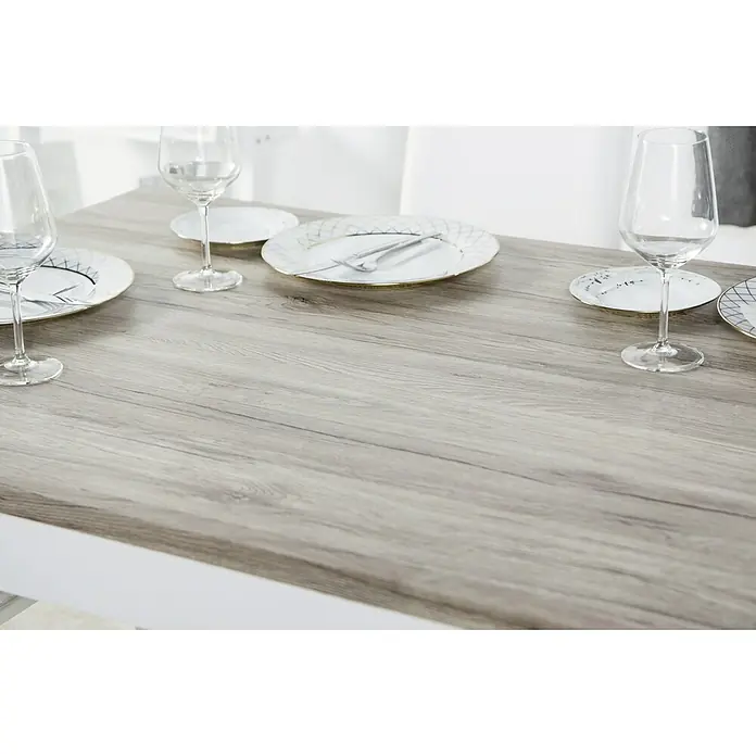D-c-fix Holzoptikfolie Sanremo Eiche - 200 x 67,5 cm, Sepia, Selbstklebend - Tischplatte mit Geschirr und Gläsern. Die Tischplatte hat eine Holzstruktur und wirkt sehr elegant und modern.