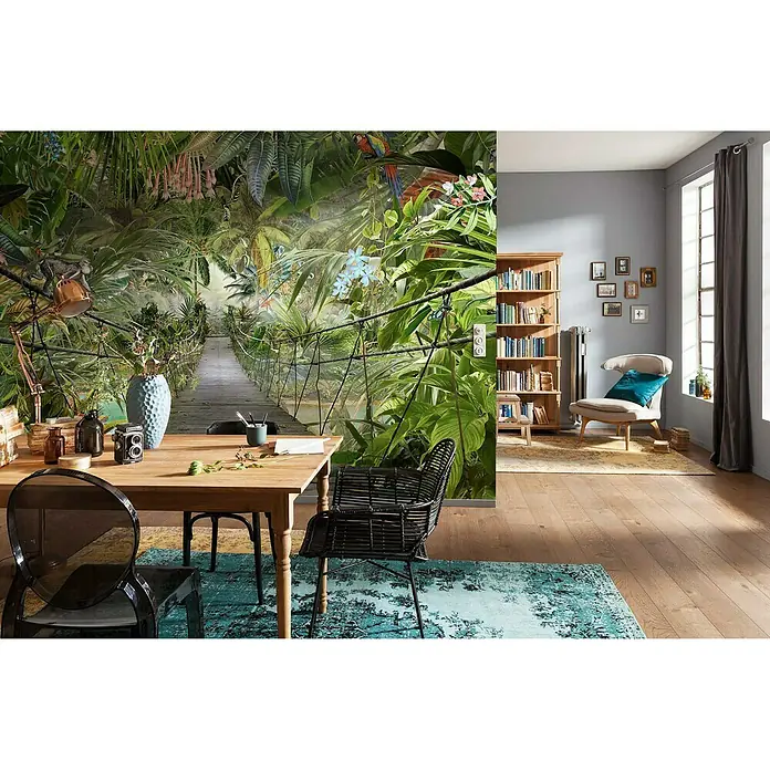 Komar Fototapete Wild Bridge - 8 -tlg., B x H: 368 x 254 cm, Papier - Wohnraum mit Dschungel-Tapete, Esstisch und Stühlen. Die Fototapete mit Dschungelmotiv sorgt für einen exotischen Touch im modernen Interieur.