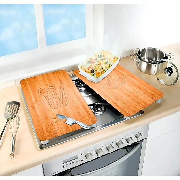 Wenko Placa de protección de vidrio Lunch - L x An: 52 x 30 cm, Madera, Panel de vidrio de seguridad - Escena de cocina con placas de cobertura de fogones de bambú que sirven como espacio adicional en la encimera. Práctico y elegante para cualquier cocina.