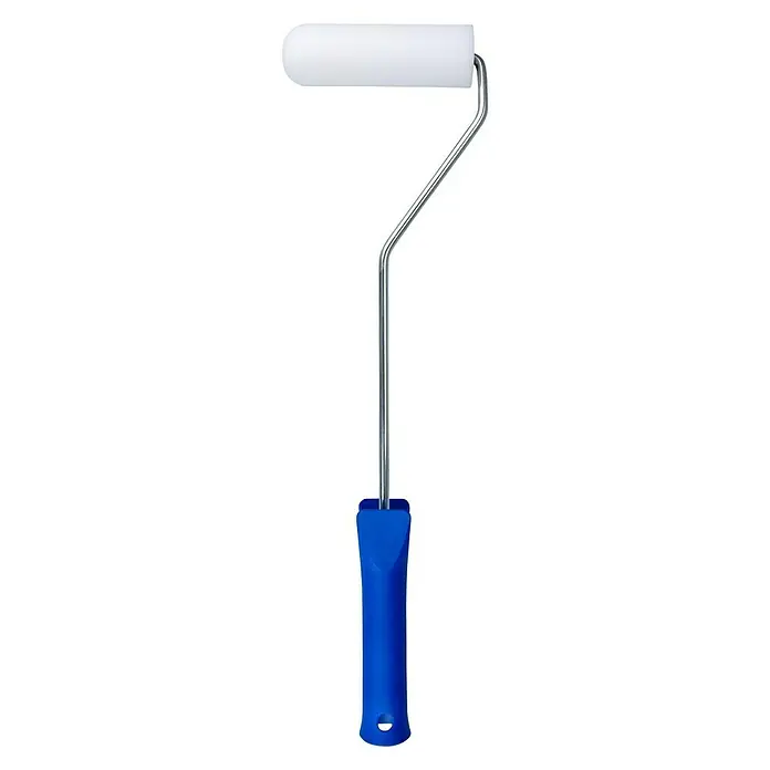 F18 Farbroller - Breite Rolle: 11 cm, Bügelstärke: 6 mm, Materialspezifizierung: Schaumstoff - Nahaufnahme eines Farbrollers mit blauem Griff und weißer Rolle, ideal für präzise Farbaufträge auf verschiedenen Oberflächen.