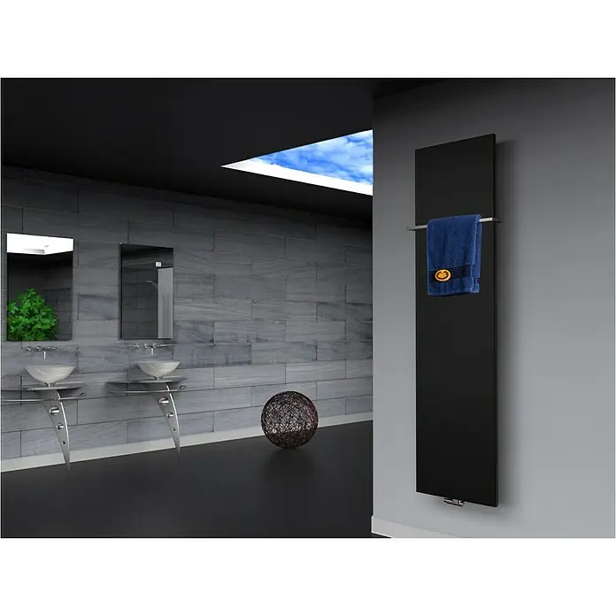 Szagato Designheizkörper Manhattan 3 - B x H: 470 x 1.800 mm, Wärmeleistung bei Vorlauftemperatur von 75 °C (D: 50): 1.118 W, Schwarz, Mit 1 Handtuchhalter (15 mm) - Schwarzer Handtuchwärmer mit einem blauen Handtuch in einem modernen Badezimmer. Das schlanke Design fügt sich nahtlos in die Umgebung ein.