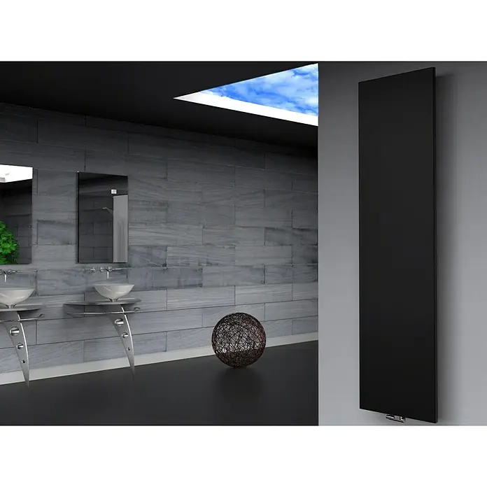 Szagato Designheizkörper Manhattan 3 - B x H: 470 x 1.800 mm, Schwarz, Ohne Handtuchhalter - Das Bild zeigt einen eleganten schwarzen Heizkörper, der vertikal an einer Wand montiert ist und ein modernes Badezimmerinterieur ergänzt.