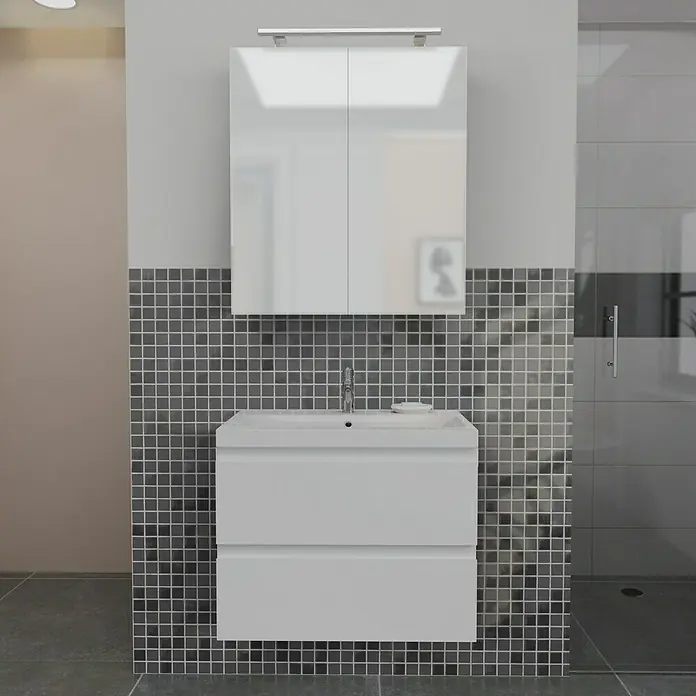 Camargue Espacio Badmöbel-Set G12 - 80 cm, Gama weiß matt - Ein moderner Badezimmerschrank mit Waschbecken und Spiegelschrank in einem stilvollen Badezimmer mit grauen Fliesen.