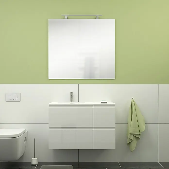 Camargue Espacio Badmöbel-Set i23 - 100 cm, Gama weiß glänzend - Helles Badezimmer-Interieur mit einem quadratischen Spiegel über einem weißen Waschtisch mit Handtuch und diversen Badartikeln.