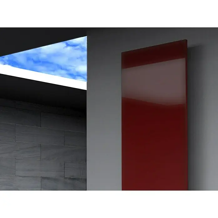 Szagato Designheizkörper Manhattan 3 - B x H: 470 x 1.800 mm, Rot, Ohne Handtuchhalter - Ein roter Paneelheizkörper hängt an einer grauen Wand und reflektiert das Licht, das durch eine Deckenöffnung scheint.