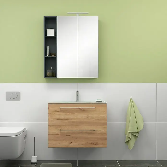 Camargue Espacio Badmöbel-Set G66 - 80 cm, Doce - Ein modernes Badezimmer mit einem Waschtisch aus Holz und einem Spiegelschrank mit Ablagefächern, beleuchtet von einer schlanken Leuchte.