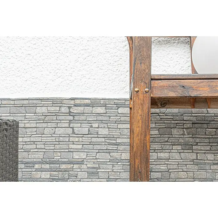 Mosaikfliese MOS BRICK 230 - 30,5 x 30,5 cm, Grau, Matt - Nahaufnahme einer Wandverkleidung mit grauen Steinen und einem rustikalen Holzbalken, ideal für den Außenbereich.