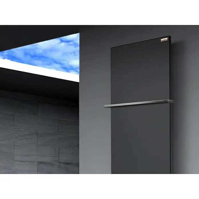 Szagato Designheizkörper Manhattan 3 - B x H: 470 x 1.800 mm, Wärmeleistung bei Vorlauftemperatur von 75 °C (D: 50): 1.118 W, Schwarz, Mit 1 Handtuchhalter (15 mm) - Schwarzer Handtuchwärmer mit Chrombügel an einer grauen Wand unter einer hellen Decke.