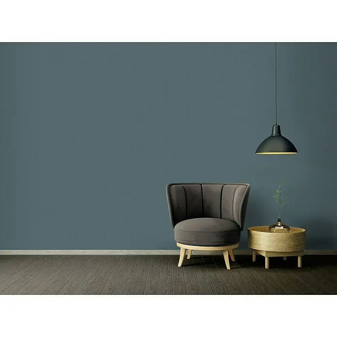 A.S. Création Ethnic Origin Vliestapete - Dunkelblau, Uni, 10,05 x 0,53 m - Elegantes Interieur mit grauem Sessel, rundem Beistelltisch aus Holz und Hängelampe vor dunkelblauer Wand. Stilvolle Einrichtung für Wohnräume.
