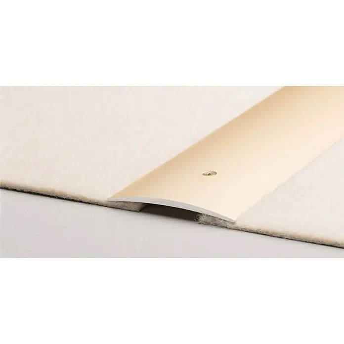 LOGOCLIC Übergangsprofil 134 - Sahara, 1 m x 60 mm x 5 mm, Montageart: Schrauben - Ein goldfarbenes Übergangsprofil zwischen zwei Teppichböden mit einer Schraube in der Mitte, ideal für saubere Übergänge.