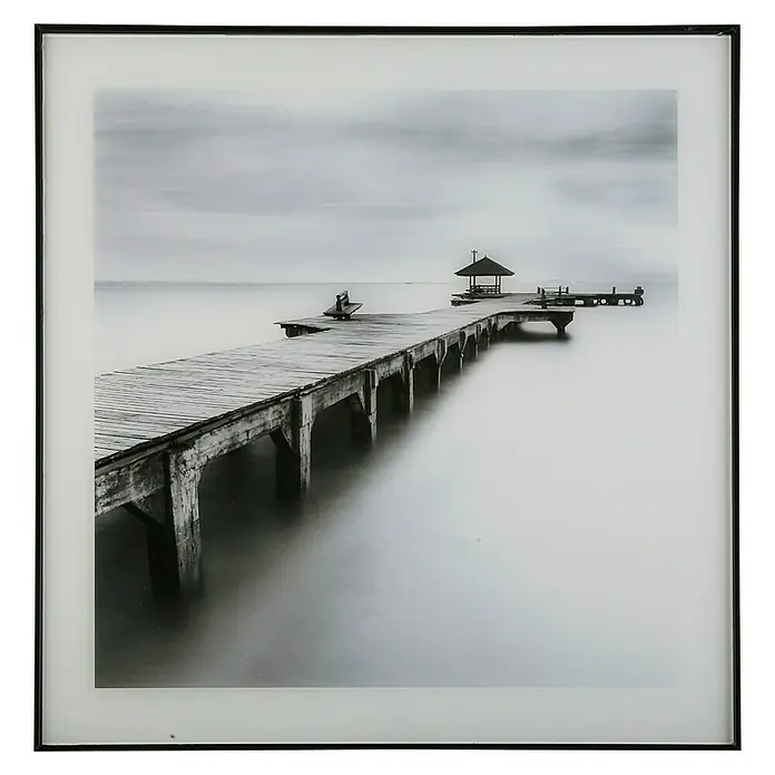 Versa Cuadro Largo puente - Length and bridge, An x Al: 50 x 50 cm - Fotografía en blanco y negro de un muelle con un pabellón, enmarcada y bajo cristal, que ofrece una estética monocroma serena para el hogar.