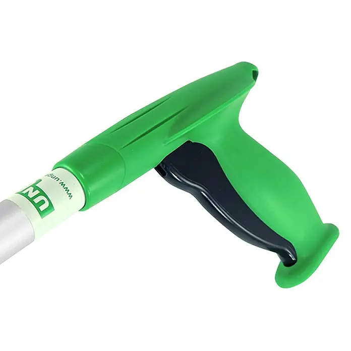 Unger Greifzange Nifty Nabber - Länge: 92 cm - Nahaufnahme eines grünen Greifwerkzeugs mit schwarzem Griff zur Müllbeseitigung oder für schwer erreichbare Gegenstände.