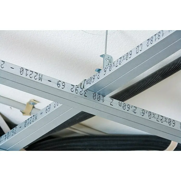 Knauf Kreuzverbinder - Stahl, 1 Stk. - Detailaufnahme einer abgehängten Deckenkonstruktion mit Metallprofilen und Installationsleitungen.