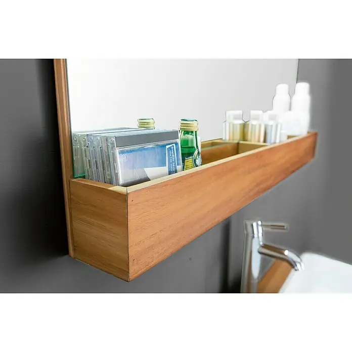 Cipì Espejo con estante Practico Large - Teca - Primer plano de un espejo de baño con un estante de madera que contiene CD, botellas y cosméticos.