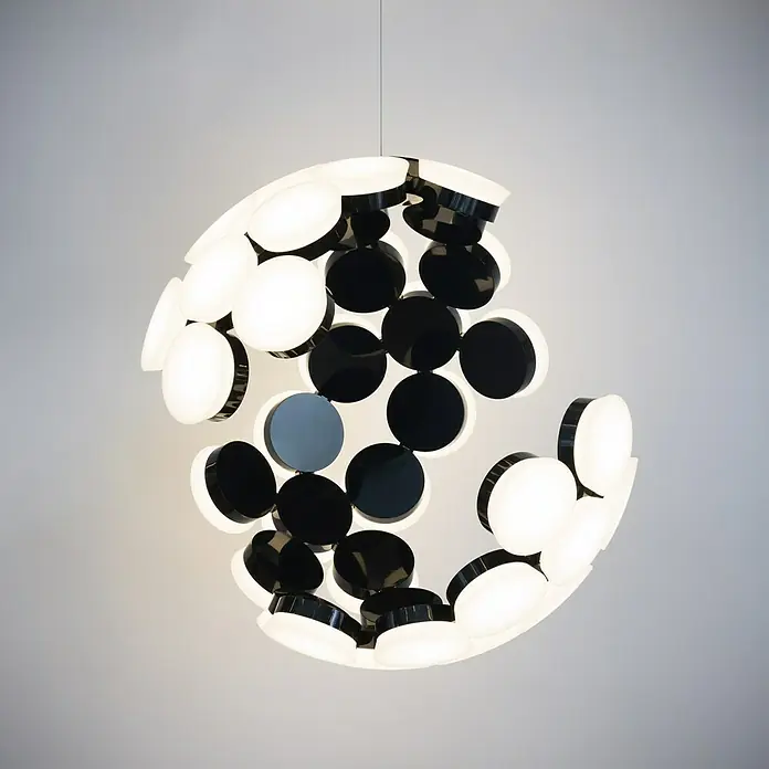 Artemide LED-Pendelleuchte Scopas - Höhe: 255 cm - Moderne Hängeleuchte mit kreisförmigen Elementen in Schwarz und Weiß, die ein stilvolles und helles Ambiente schafft.