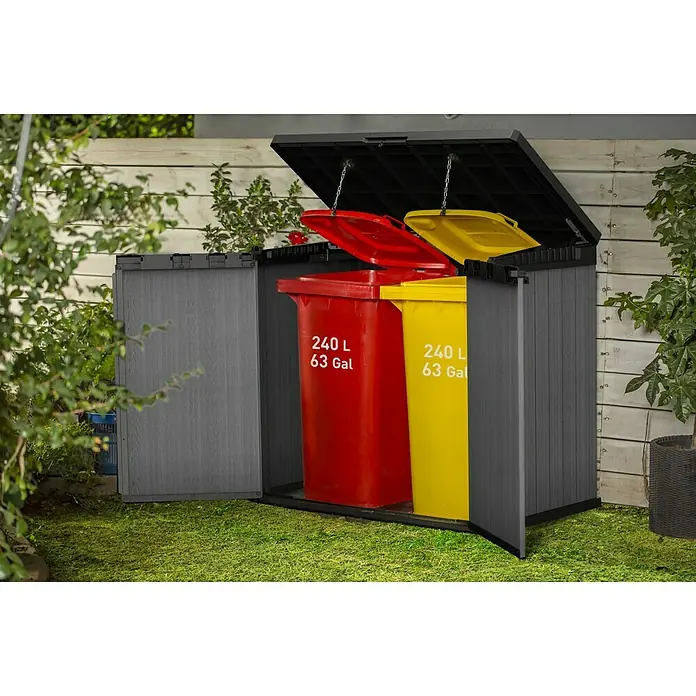 Keter Truhe Store it out Darwin - L x B x H: 80 x 140 x 118 cm, Grau, Kunststoff - Mülltonnenbox aus grauem Kunststoff mit zwei Mülltonnen (rot und gelb) im Garten, mit geöffneten Deckeln und Türen.