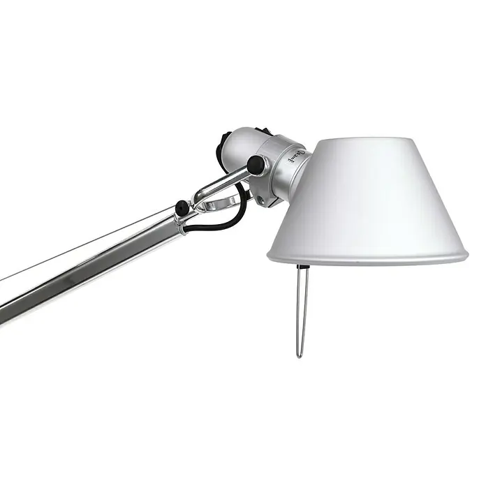 Artemide Tischleuchte Tolomeo - 77 W, Silber, Silber, E27 - Nahaufnahme einer silbernen Schreibtischlampe mit konischem Schirm, die Eleganz und Funktionalität vereint.