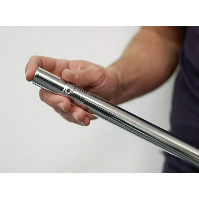Easy Connect Regalsystem-Grundmodul - Passend für: 3 Regalböden - Nahaufnahme einer Hand, die eine glänzende, verchromte Verlängerungsstange hält, ideal für Werkzeuge und Geräte.