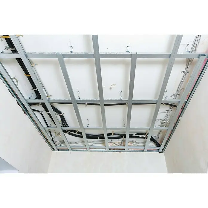 Knauf CD-Deckenprofil - Länge: 3.100 mm, Stahl - Detailaufnahme einer Metalldecke mit sichtbaren Kabeln und Konstruktion, ideal für Trockenbau und Raumgestaltung.
