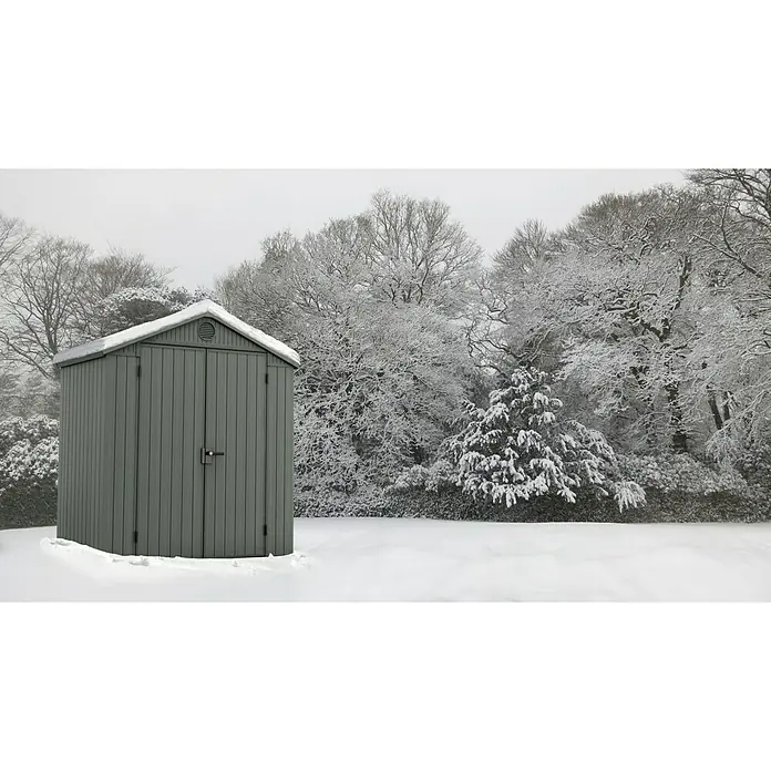 Keter Gartenhaus Darwin 6x4 - Außenmaß inkl. Dachüberstand (B x T): 190 x 122 cm, Kunststoff, Grün, 2,3 m² - Winterliche Aufnahme eines Gartenschuppens unter einer Schneedecke. Der Schuppen bietet praktischen Stauraum für Gartengeräte und Zubehör.