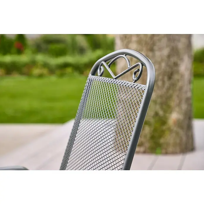 Gartenstuhl Zingst - Streckmetall, Stapelbar, Eisengrau, B x T x H: 57 x 75 x 93 cm - Nahaufnahme einer grauen Metallgartenstuhllehne mit dekorativem Design, die sich ideal für den Außenbereich eignet.