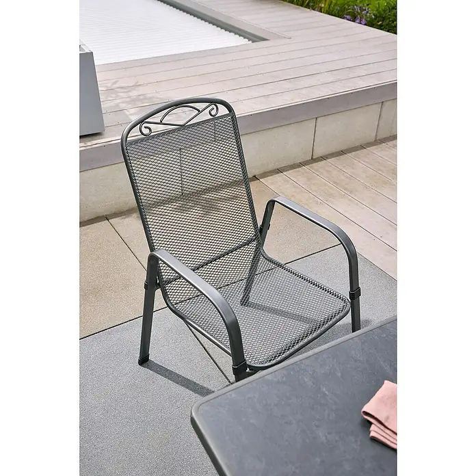 Gartenstuhl Zingst - Streckmetall, Stapelbar, Eisengrau, B x T x H: 57 x 75 x 93 cm - Gartenstuhl aus Metall mit Netzmuster. Der Stuhl ist grau und steht auf einer Terrasse neben einem Tisch.