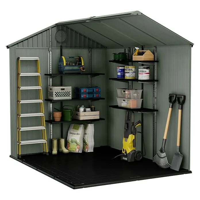 Keter Gartenhaus Darwin 6x8 - Außenmaß inkl. Dachüberstand (B x T): 190 x 244 cm, Kunststoff, Grün, 4,5 m² - Abbildung eines Lagerschuppens mit Regalen, Leiter, Gartengeräten und Werkzeugen. Der Schuppen bietet viel Stauraum für den Gartenbedarf.