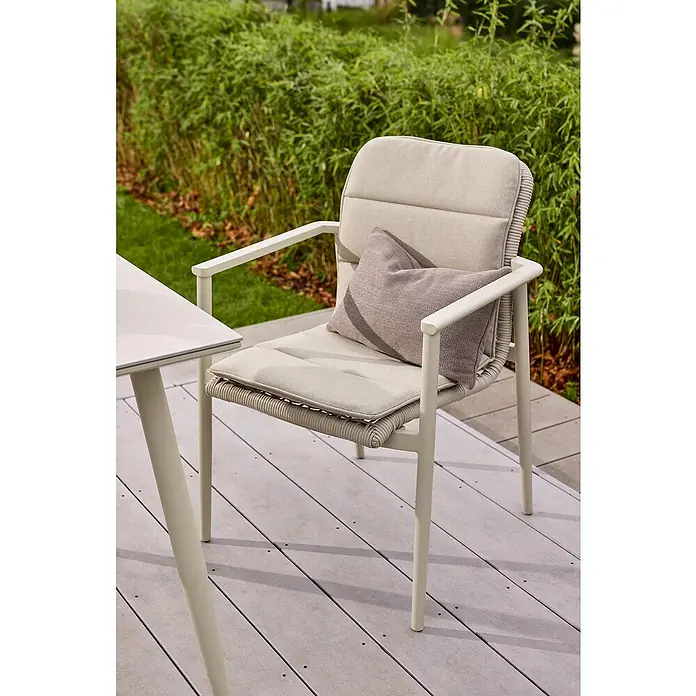 Sunfun Solo Rope Gartensessel - Stapelbar, Light-Greige, B x T x H: 67 x 63 x 85 cm - Ein bequemer Gartenstuhl mit hellen Polstern und einem Kissen, der zum Entspannen im Freien einlädt.