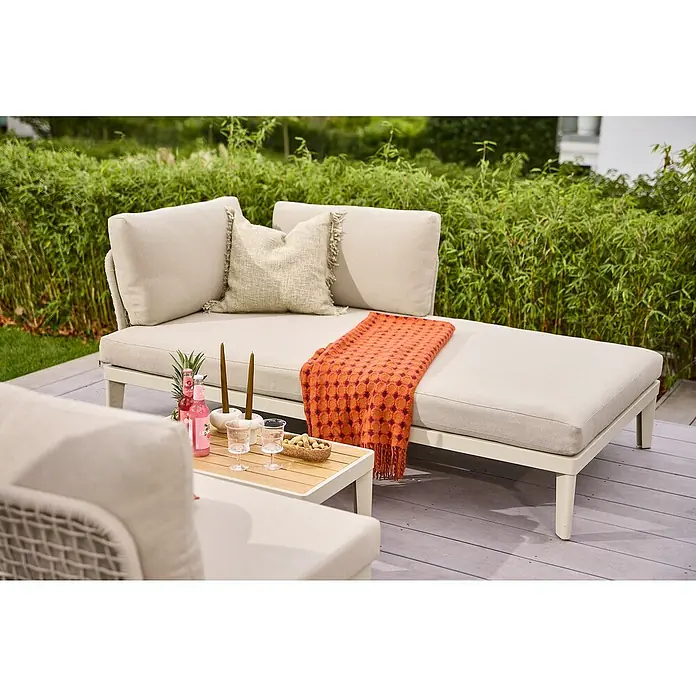 Sunfun Solo Rope Lounge-Ottomane - Light-Greige, Metall - Nahaufnahme eines stilvollen Liegestuhls mit Kissen und Decke auf einer Terrasse, ideal zum Entspannen im Freien.
