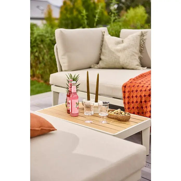 Sunfun Solo Rope Chaise lounge - An x Pr: 194 x 114,5 cm, Metal, Gris - Primer plano de bebidas rosas, velas, vasos y aperitivos en una mesa de centro exterior con cómodos muebles de jardín.