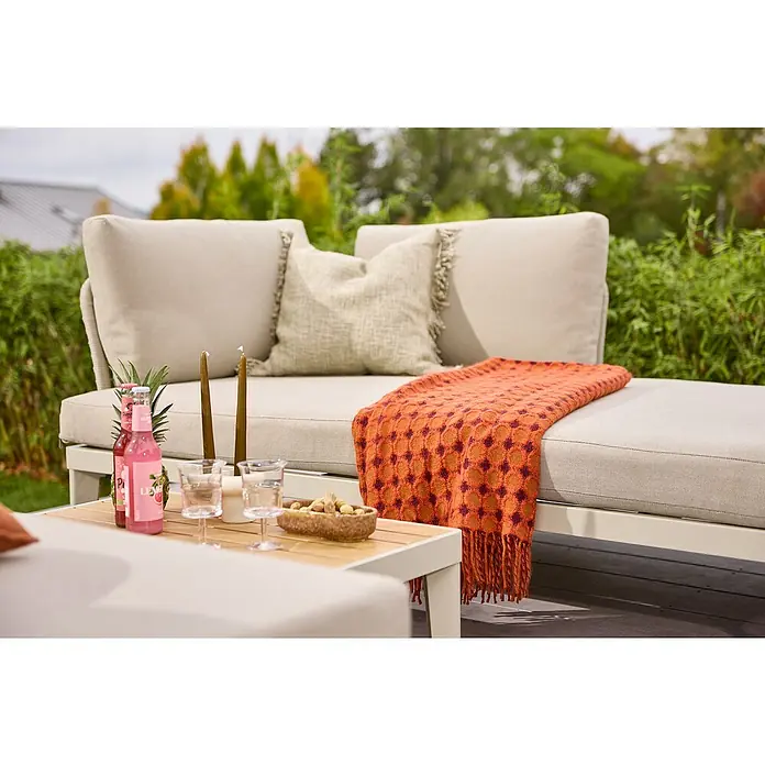 Sunfun Solo Rope Chaise lounge - An x Pr: 194 x 114,5 cm, Metal, Gris - Primer plano de un cómodo sofá de exterior con cojines, manta y bebidas en una mesa auxiliar.