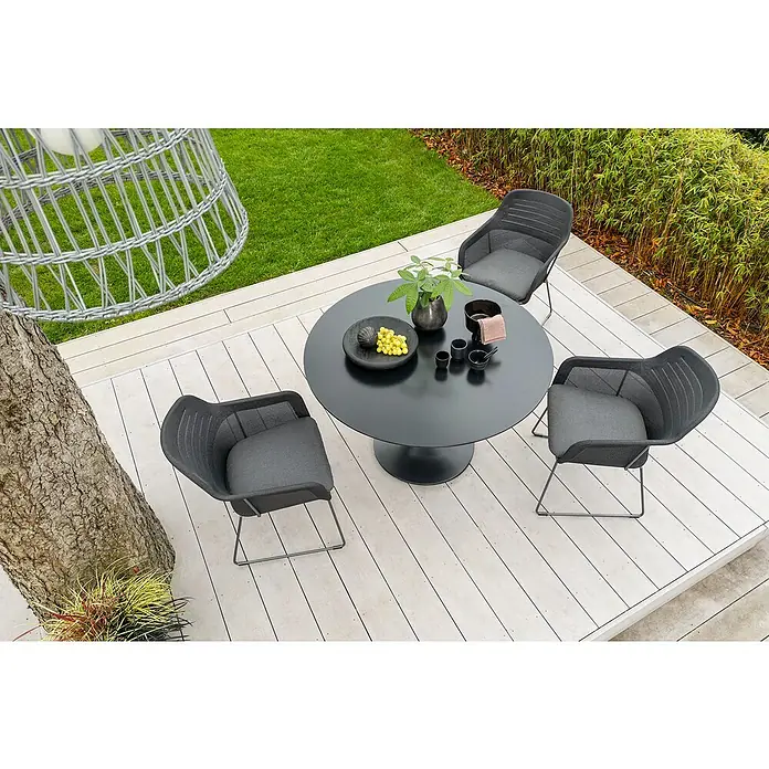 Gartentisch rund Black Series - Ø x H: 120 x 74 cm, Verbundwerkstoff, Schwarz - Eine moderne Gartensitzgruppe mit einem runden Tisch und drei eleganten Stühlen auf einer hellen Holzterrasse.